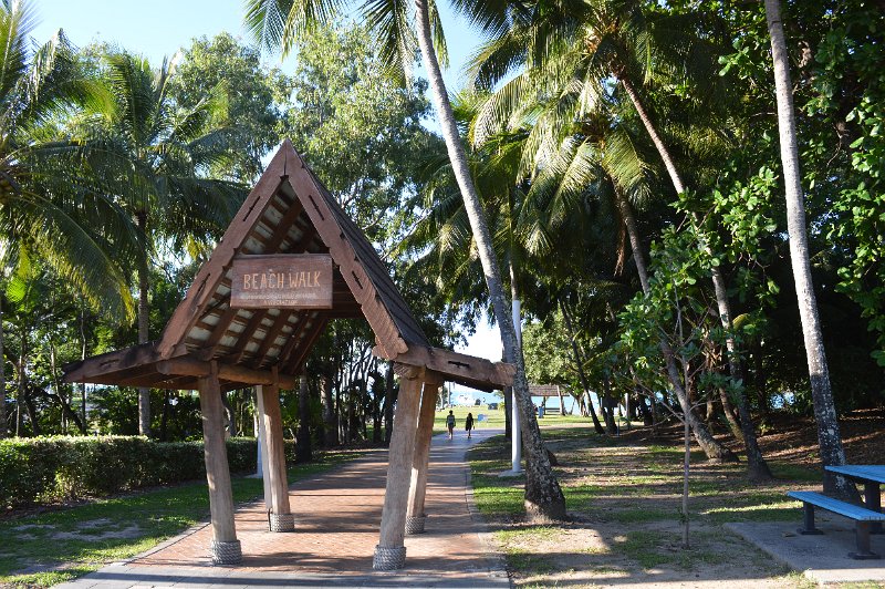 10Airlie (22).JPG - Airlie Beach town centre